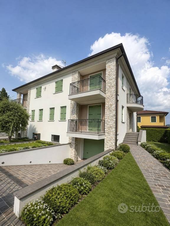 Villa di 300 m² con più di 5 locali e box auto dop - Vista 2