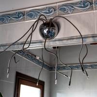 lampada con bracci flessibili e orientabili