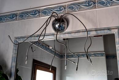 lampada con bracci flessibili e orientabili