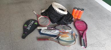 rete tennis con racchette e palline 