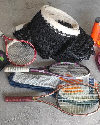 rete tennis con racchette e palline 