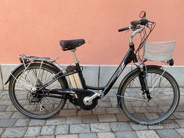 Bicicletta elettrica da donna o scavalco basso.