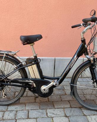 Bicicletta elettrica da donna o scavalco basso.