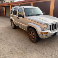 Vend jeep 2.5 4X4 Con Gancio Treino
