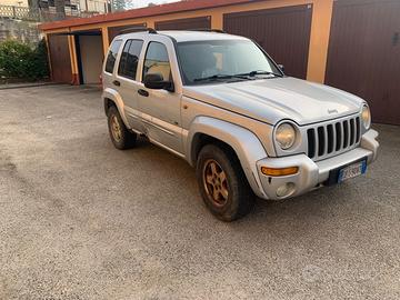 Vend jeep 2.5 4X4 Con Gancio Treino