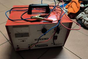un caricabatterie / avviatore Universal Electric