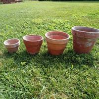 Lotto di 80 vasi in terracotta