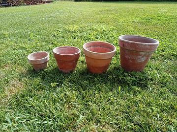 Lotto di 80 vasi in terracotta