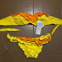 Bikini giallo con coppe nuovo.