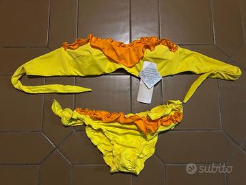 Bikini giallo con coppe nuovo.