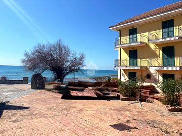 VILLA A SCHIERA A PISCIOTTA