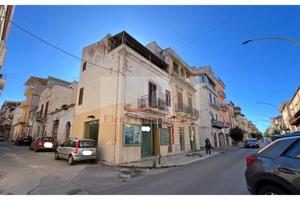 Palazzo / Stabile di 135 m² con 3 locali a Partini