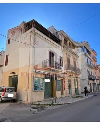 Palazzo / Stabile di 135 m² con 3 locali a Partini