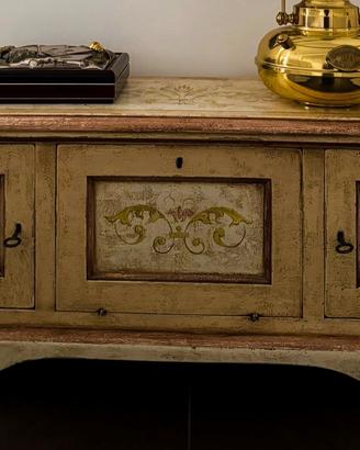 cassapanca in legno massello decorata