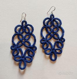 Orecchini all'uncinetto ricamati a mano blu