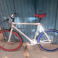 Bicicletta scatto fisso 
