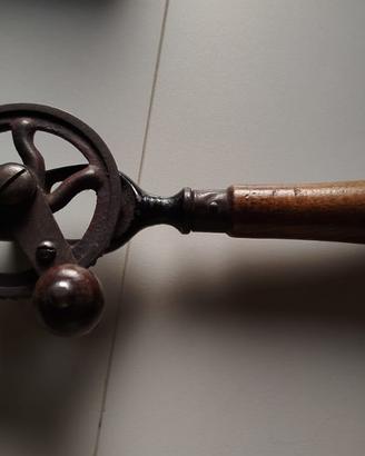 Antico Trapano a Mano in Ghisa e Legno Vintage