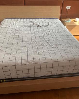 Letto matrimoniale in legno massello + 2 comodini