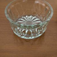 Ciotola in vetro di piccole dimensioni.