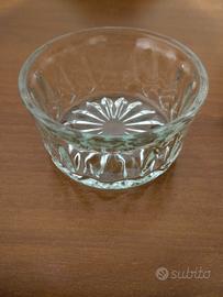 Ciotola in vetro di piccole dimensioni.