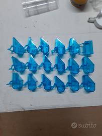 mangiatoie blu di forma classica per uccelli