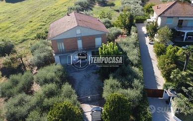CASA SINGOLA ADATTA PER DUE FAMIGLIE CON TERRENO P