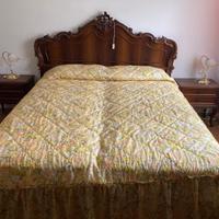 Letto matrimoniale in stile barocco con comodini