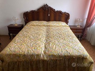 Letto matrimoniale in stile barocco con comodini