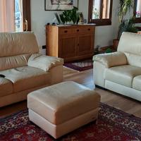 DIVANI IN PELLE CON POUF