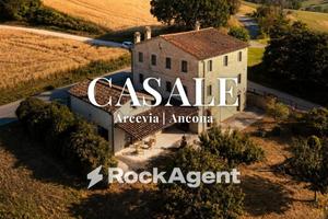 Rustico / Casale di 350 m² con più di 5 locali a A