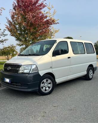 Toyota Hiace 8 posti