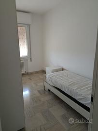 Camera Singola Completa Bianca - Letto e Armadio