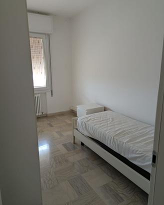 Camera Singola Completa Bianca - Letto e Armadio