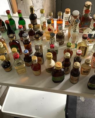 Collezione di bottigline mignon di liquore