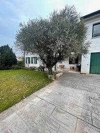 Casa singola 4 camere e giardino di 1700 mq
