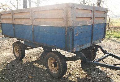 Rimorchio agricolo in legno e ferro