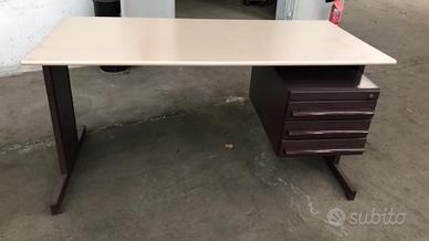 Tavoli e scrivanie vari modelli
