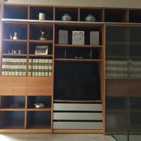 Mobile-libreria da soggiorno in noce con spazio TV