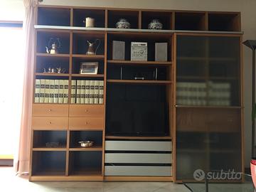 Mobile-libreria da soggiorno in noce con spazio TV