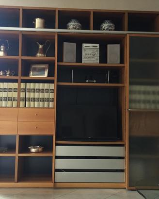 Mobile-libreria da soggiorno in noce con spazio TV