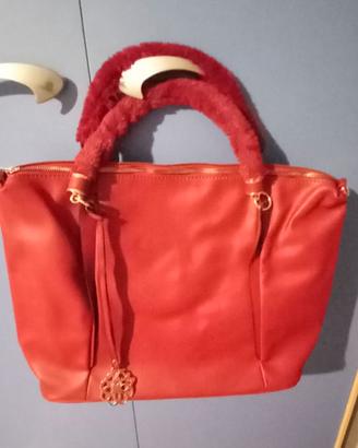 borsa rossa con pelo