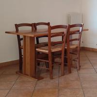 Tavolo da pranzo con quattro sedie