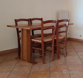 Tavolo da pranzo con quattro sedie