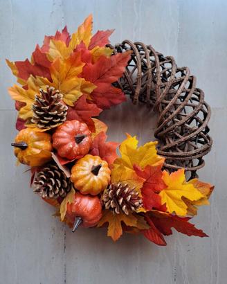 Ghirlanda autunnale fatta a mano con base in vimin