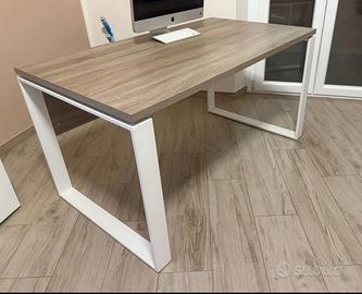 Scrivania 140x80 cm in rovere tartufo.