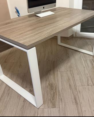 Scrivania 140x80 cm in rovere tartufo.