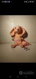 coniglio di peluche fatto a mano all'uncinetto.
