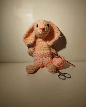 coniglio di peluche fatto a mano all'uncinetto.