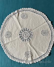 Centrotavola beige con inserti uncinetto