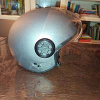 Casco grigio con visiera